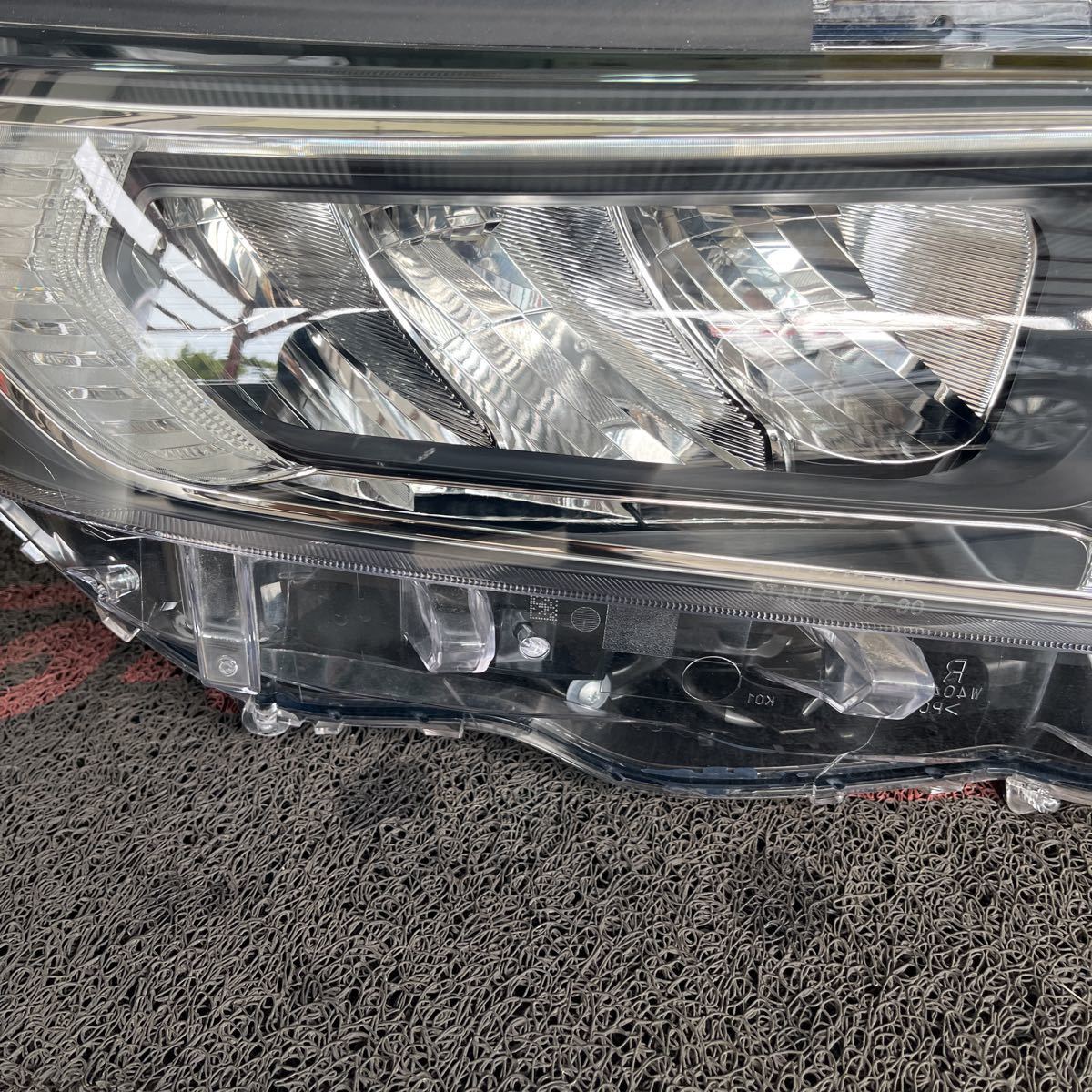 トヨタ 美品 ラブ4 RAV4 MXAA52 MXAA54 純正 右 ヘッドライト トヨタ 美品 ラブ4 RAV4 MXAA52 MXAA54 純正 右 ヘッドライト