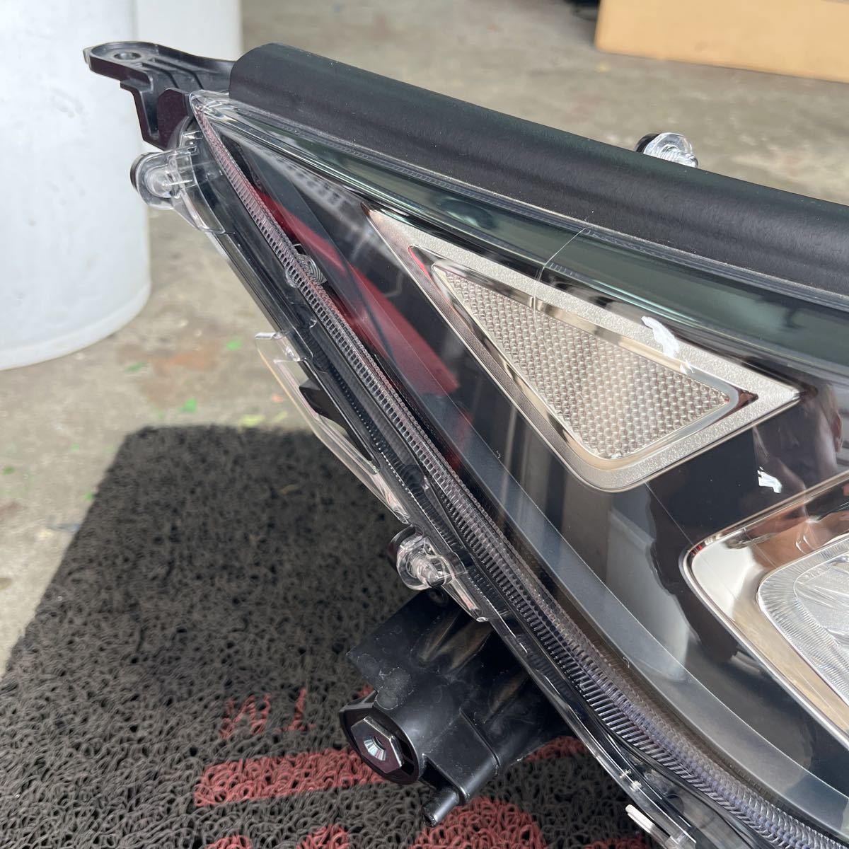 トヨタ 美品 ラブ4 RAV4 MXAA52 MXAA54 純正 右 ヘッドライト トヨタ 美品 ラブ4 RAV4 MXAA52 MXAA54 純正 右 ヘッドライト