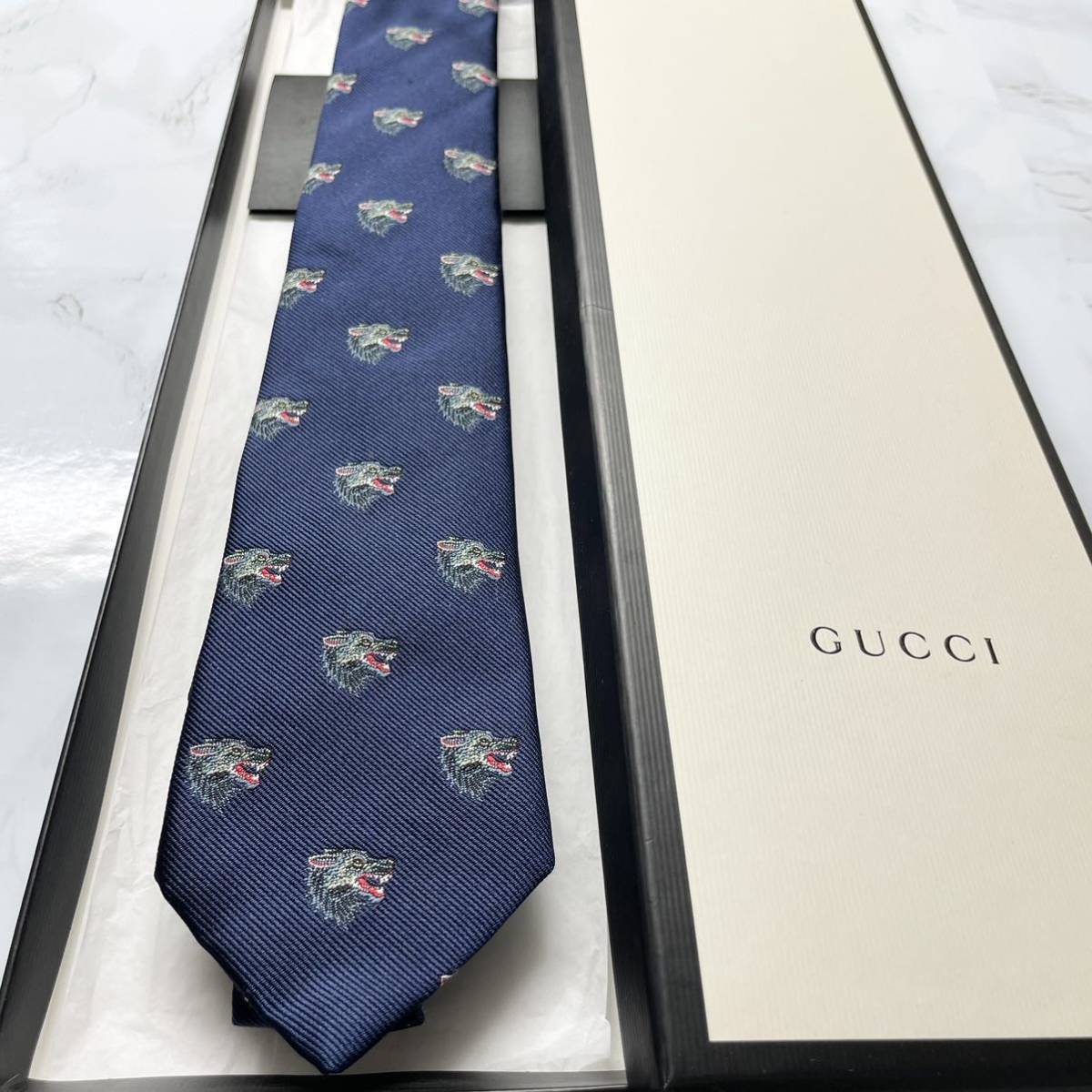 極美品 極希少 GUCCI グッチ ネクタイ シルク100% ウルフ柄 狼 極美品 極希少 GUCCI グッチ ネクタイ シルク100% ウルフ柄 狼