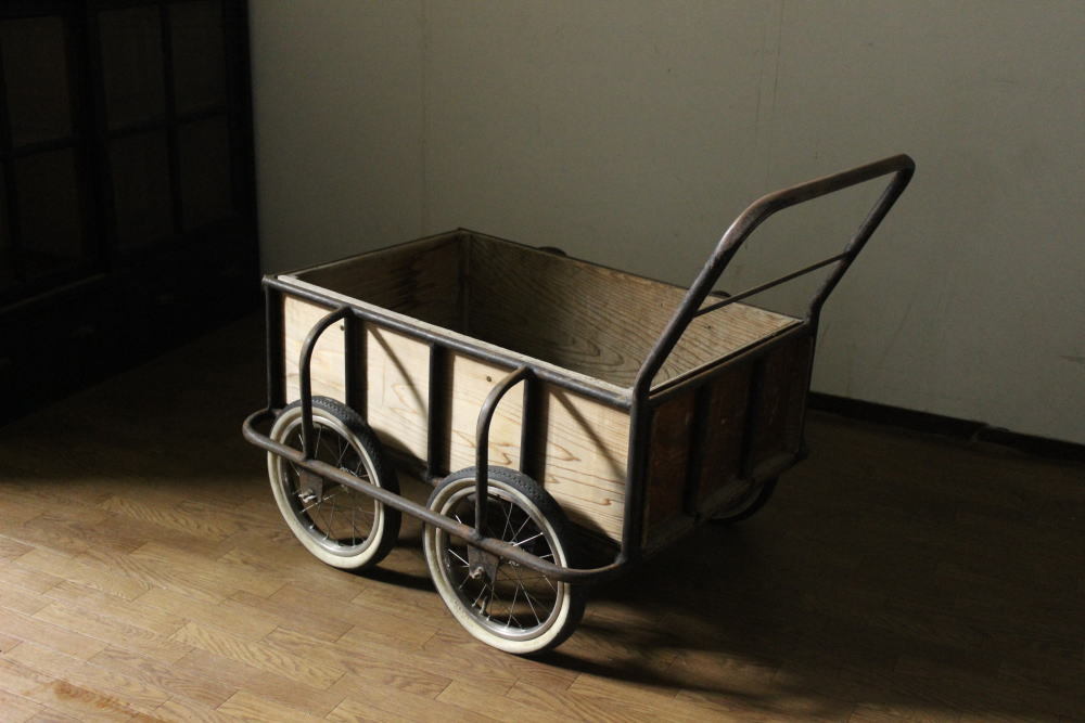 古い小振りな四輪リヤカー 運搬車輪農業畜産酪農果樹園薪運び 古い小振りな四輪リヤカー 運搬車輪農業畜産酪農果樹園薪運び