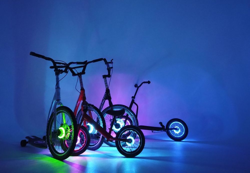最新１番日本で光るライトとキックバイク本体■ボードライク■キックバイク■バランスバイク■ストライダー■へんしんバイク■ライト同梱