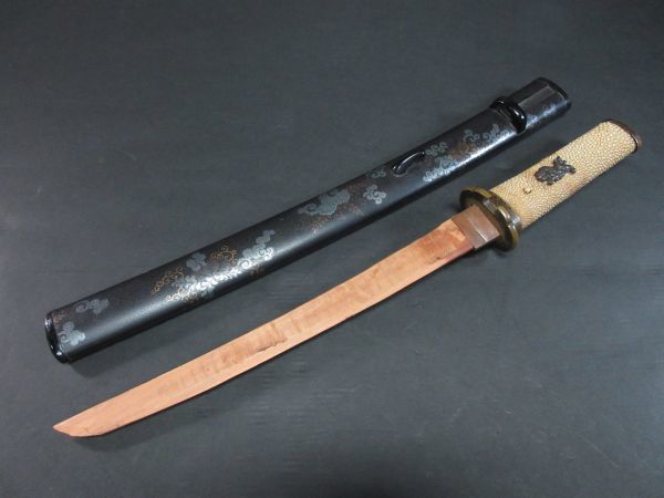 194 時代武具 刀装具 短刀拵 黒塗蔦図金銀蒔絵鞘 銅地真鍮象嵌鍔縁頭