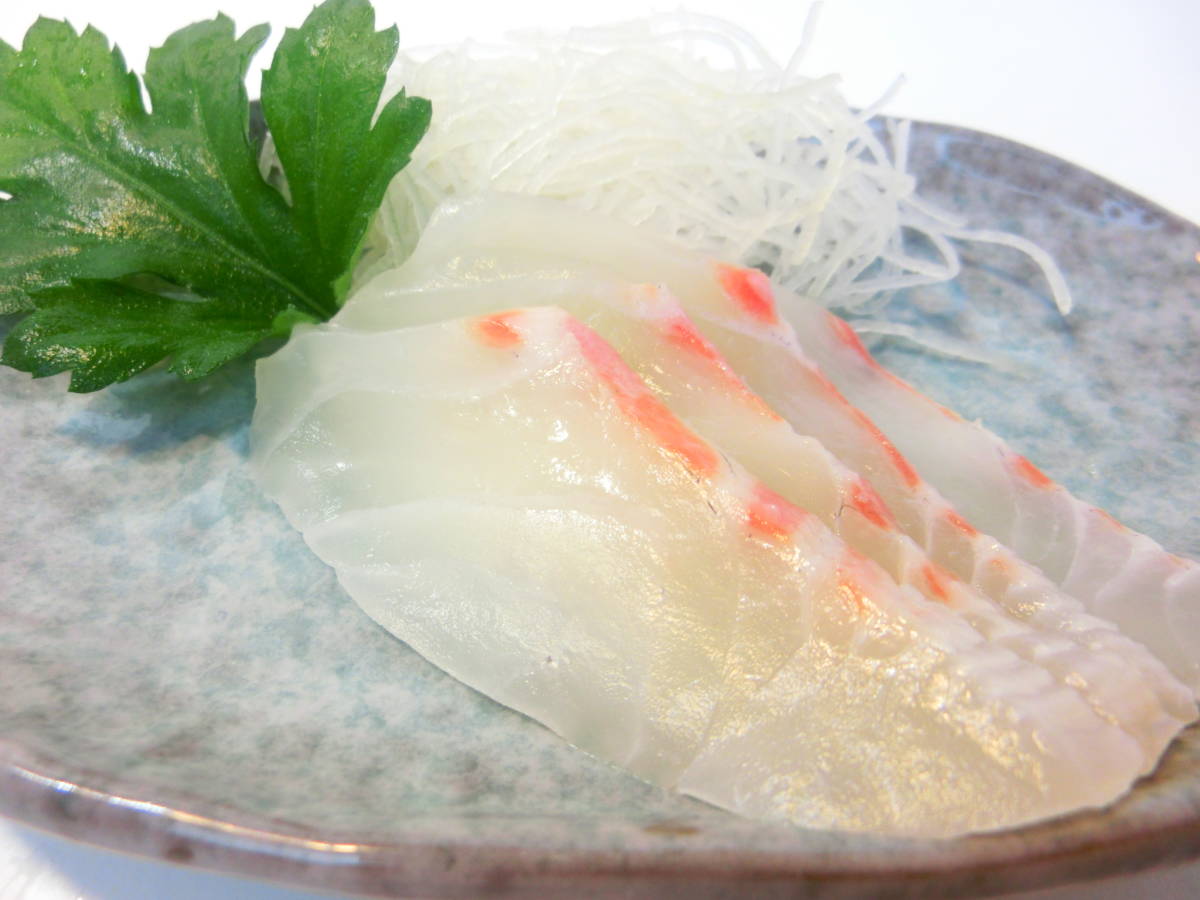 愛媛県産 真鯛スライス 鮮度抜群で解凍後 お刺身でお召し上がり出来ます 1Ｐ4枚入りです_お使い頂けやすい1Ｐに4枚入りです。