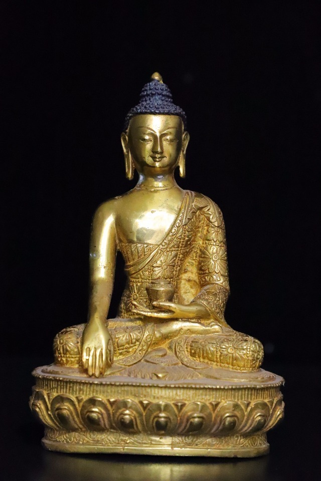 ベスト 中国唐物　清時代　宝石装飾銅鍍金坐像　仏像　釈迦牟尼 置物