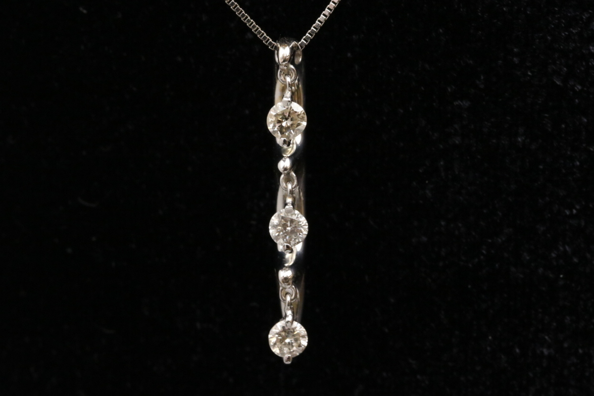 l. K18WG 天然ダイヤ 0.30ct 三連 スイング デザイン ネックレス
