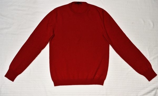 * Gucci * Logo embroidery . stylish * person ... attaching .. goods ... texture (fabric) . wonderful red color group cashmere 100%. having feeling of luxury sweater S/M