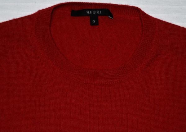 * Gucci * Logo embroidery . stylish * person ... attaching .. goods ... texture (fabric) . wonderful red color group cashmere 100%. having feeling of luxury sweater S/M