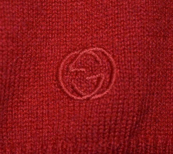 * Gucci * Logo embroidery . stylish * person ... attaching .. goods ... texture (fabric) . wonderful red color group cashmere 100%. having feeling of luxury sweater S/M