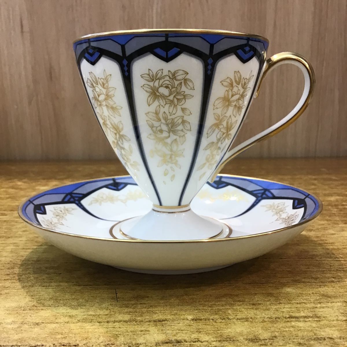 【Noritake】美品★ノリタケ ボーンチャイナ カップ&ソーサー 2客セット ホワイト×ブルー アンティーク調 ティー コーヒー マグ 洋食器_画像2