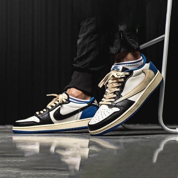 Yahoo!オークション - 希少□ NIKE AIR JORDAN 1 LOW TRA...