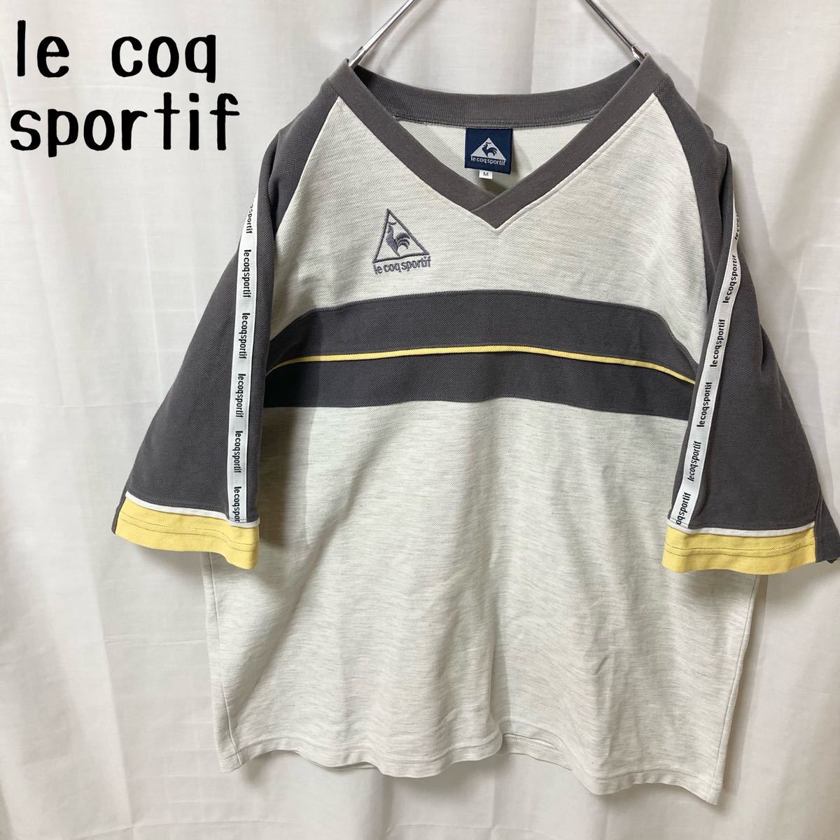 グッドデザイン！le coq sportif ルコック 鹿の子素材 VネックTシャツ 刺繍ワンポイントロゴ 袖テープ連続ロゴ イエローライン_画像1