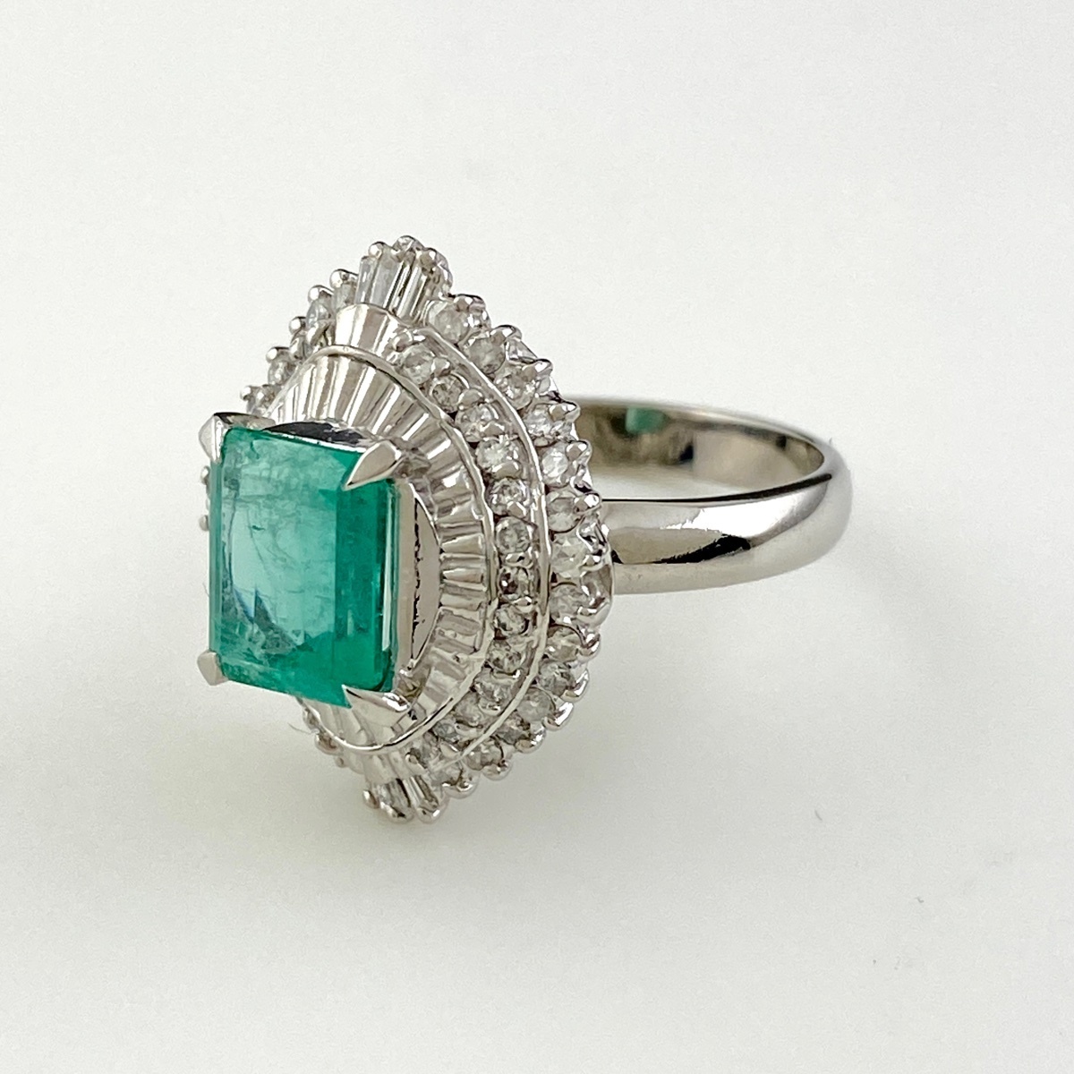 独特の素材-エメラルド デザインリング プラチナ •指輪 メレダイヤ