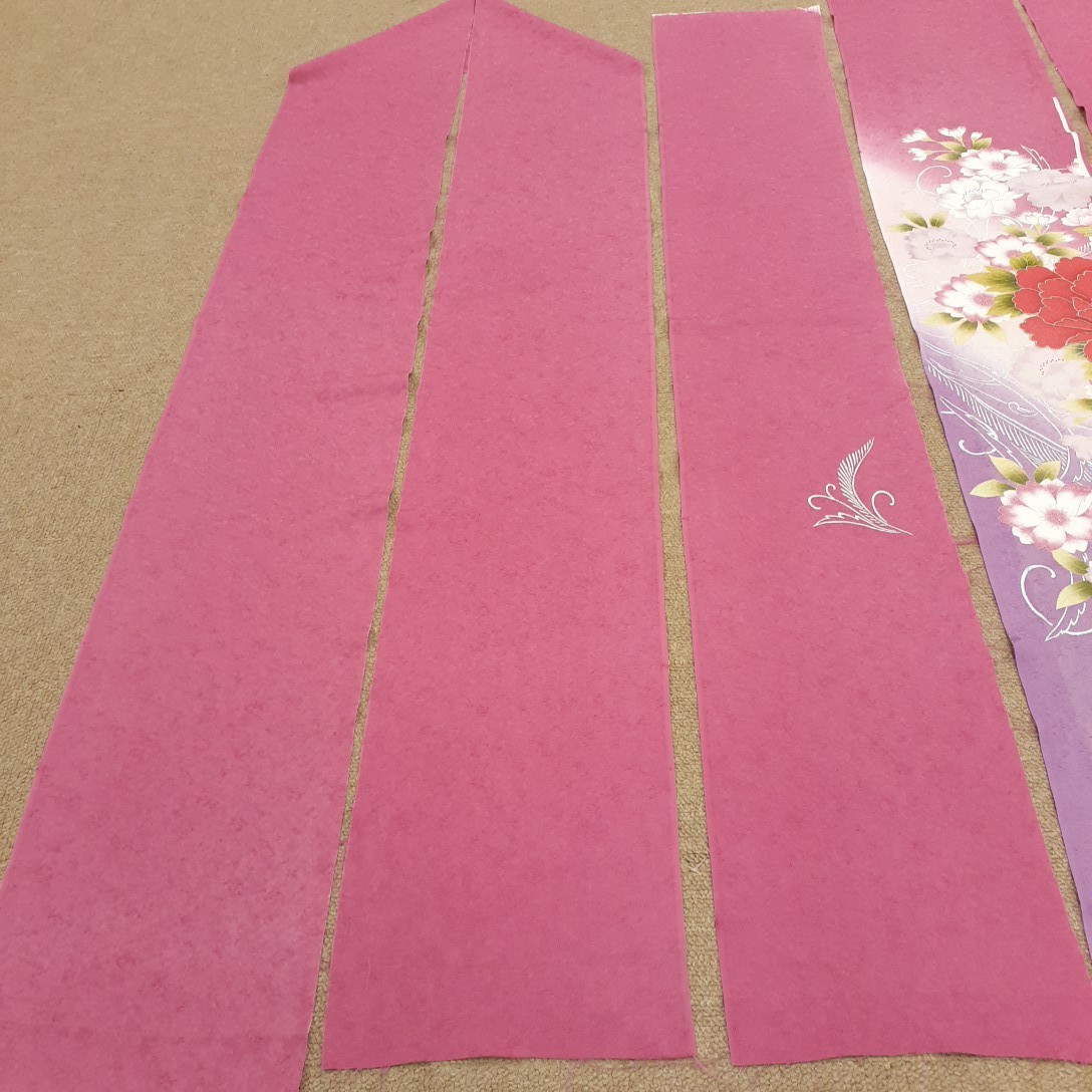051701　正絹　ピンク色　花柄　シルバー色　シルク4枚　はぎれ　ハギレ　リメイク　ハンドメイド