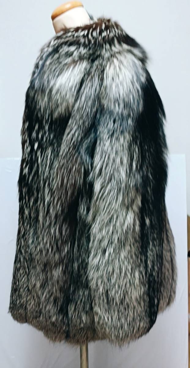 NN0808 138 　中古　毛皮コート　SAGA　FOX　シルバーよりのブラウン系　（１１号～１３号）　毛皮　FOX　ゴージャス　コート　おしゃれ　_画像4
