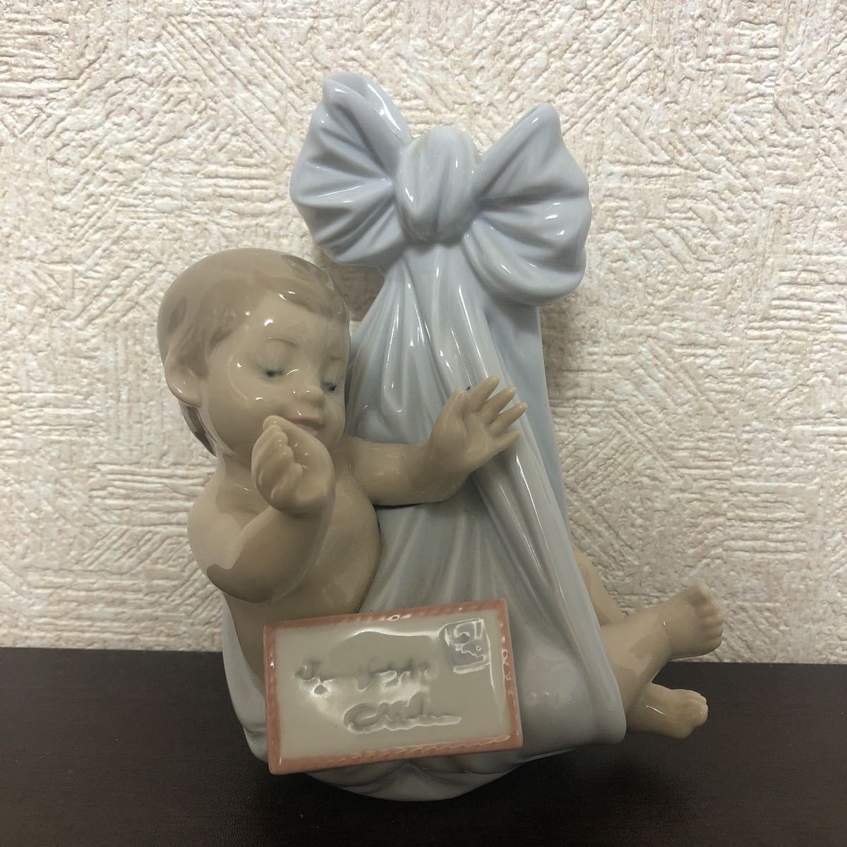 k03 【1円〜】リヤドロ LLADRO 陶器人形 赤ちゃん ベッド リボン _画像1