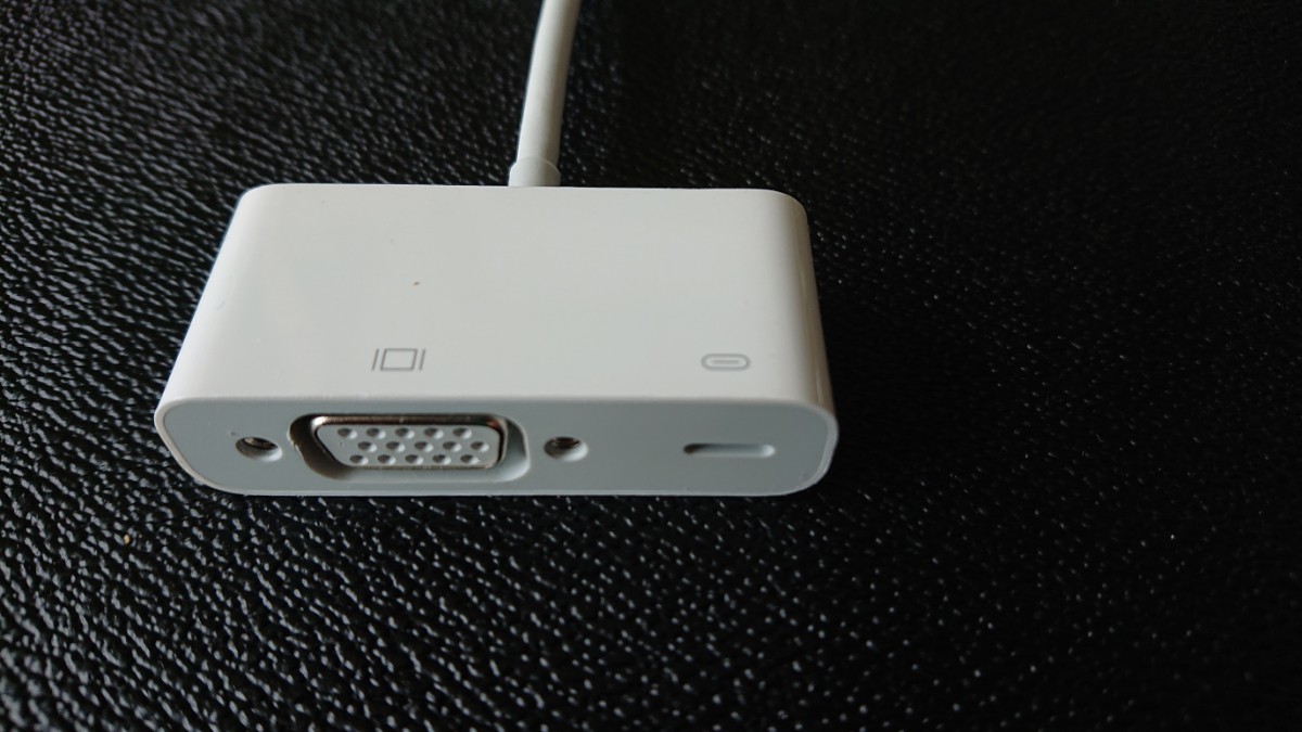 Apple 純正  MD825AM/A Lightning VGA アダプタ 映像 アダプターiPhone iPad ①