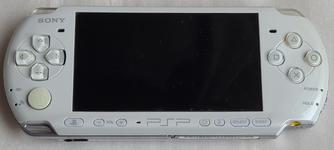 PSP-3000 パールホワイト　ファイナルファンタジーシリーズソフト 3本セット