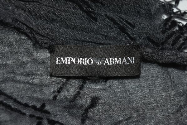 ★エンポリオアルマーニ★EMPORIO ARMANI お洒落なマットグレー＆ブラック、シワ加工のスカーフ_画像4