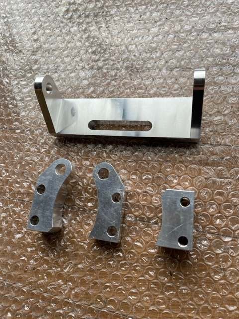 RGV250 VJ22 RG400 RG500エンジン搭載ブラケット 7N01削り出し (要溶接)