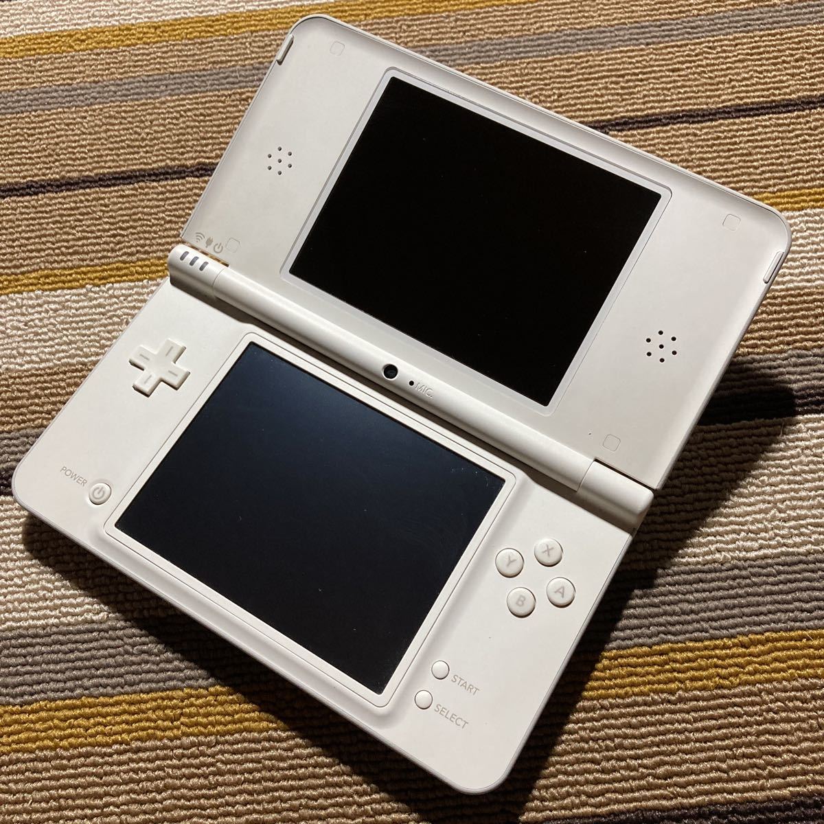 ニンテンドーDSi LL ナチュラルホワイト