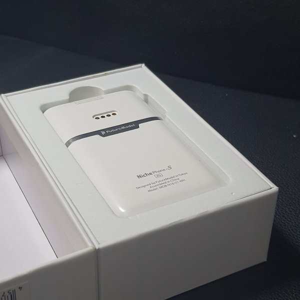 【送料無料】【simフリー端末】FutureModel NichePhone-S 4G ホワイト MOB-N18-01-WH 製造番号：357864091266302_画像3