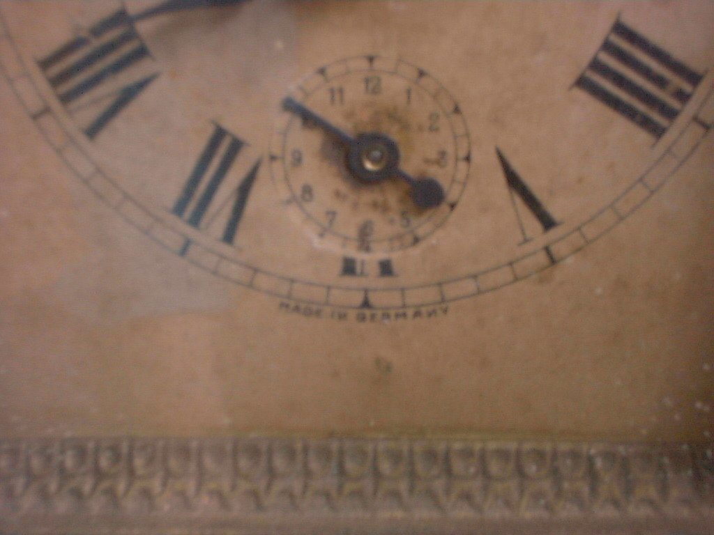 舶来製の珍品　ドイツ製の箱型枕時計
