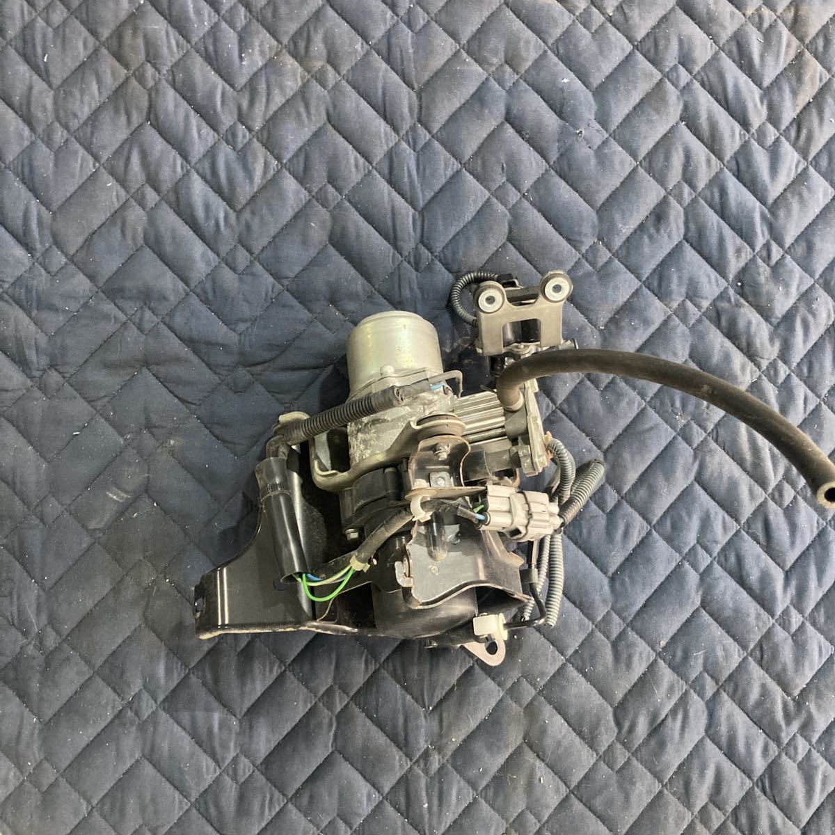 18 マジェスタ UZS186 エアサス コンプレッサー エアー 18 マジェスタ UZS186 エアサス コンプレッサー エアー