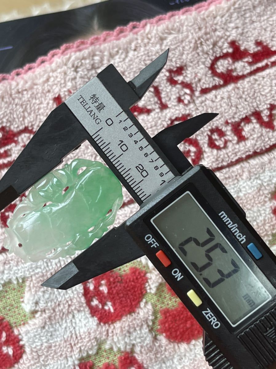 貴重 天然翡翠 竹＆神獣 彫刻　天然ジェイダイト ペンダントトップ　糯氷種　重さ41.5ct