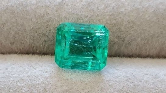 特大！レア上質天然蛍光エメラルド 2.286ct ルース