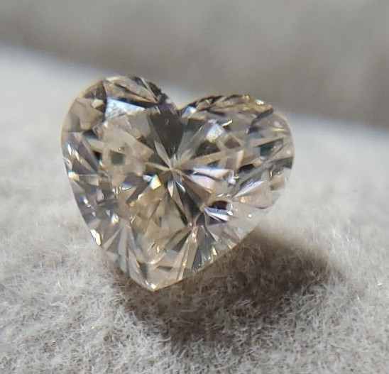 蛍光天然カラーダイヤモンド ルース Heart shape 0.573ct