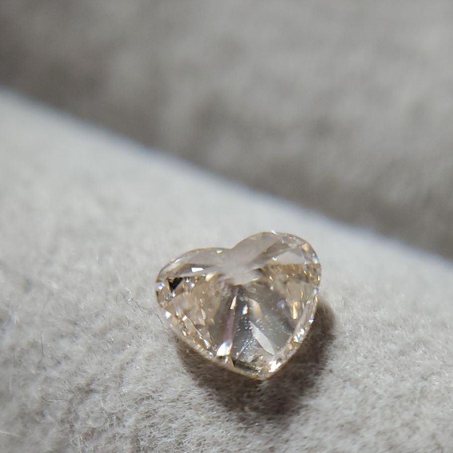 蛍光天然カラーダイヤモンド ルース Heart shape 0.573ct
