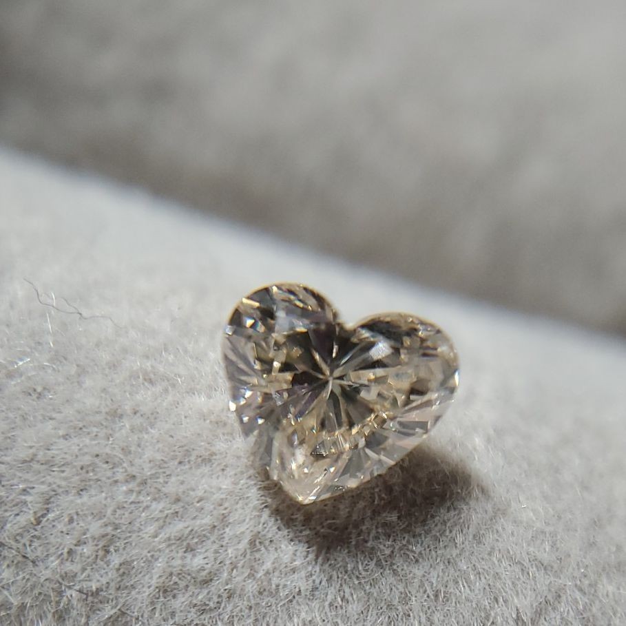 蛍光天然カラーダイヤモンド ルース Heart shape 0.573ct