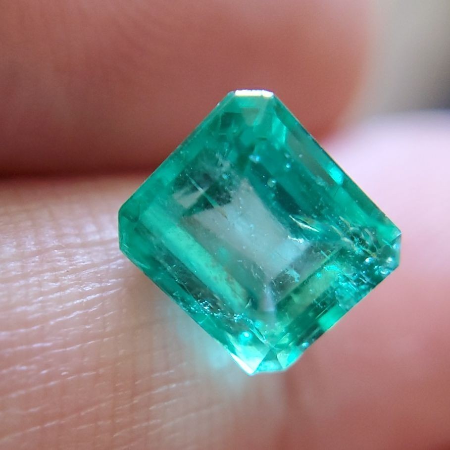 特大！レア上質天然蛍光エメラルド 2.286ct ルース