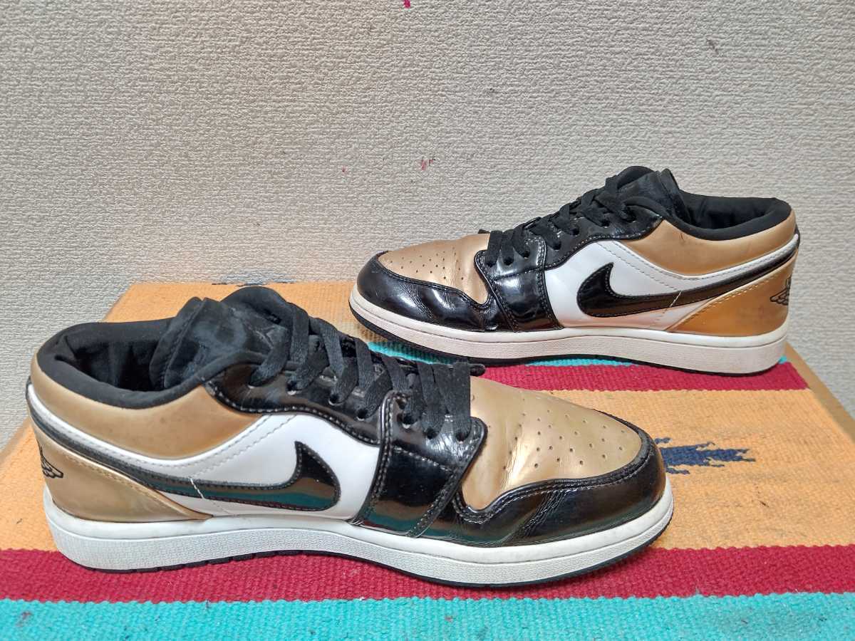 19年製！★ エア ジョーダン 1 retro low gold toe 黒х金х白 OG配色モデル！ air jordan 検索 high コラボ シカゴ BRED つま黒 ダンク_画像3