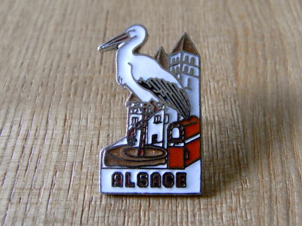  old pin badge : white bird street average . scenery animal pin z#d