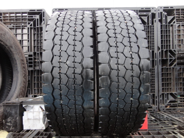 ●8965 ミックスタイヤ 美品 DUNLOP SP670 SNOW 245/70R19.5 136/134J 2本 2017年製_画像1