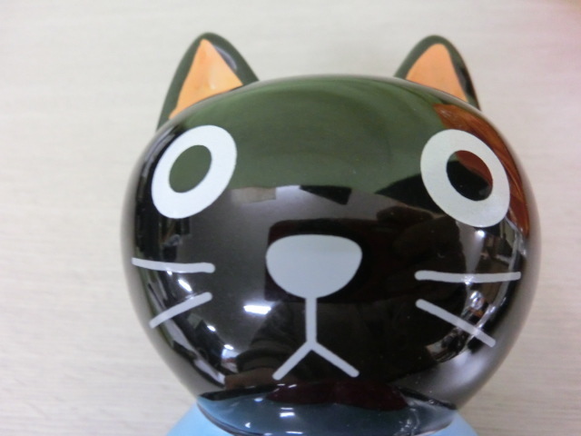 150円 くらしを楽しむアイテム ESA-51768-10 戸崎尚美 猫のシャロン 陶器製 貯金箱 約19.5cm