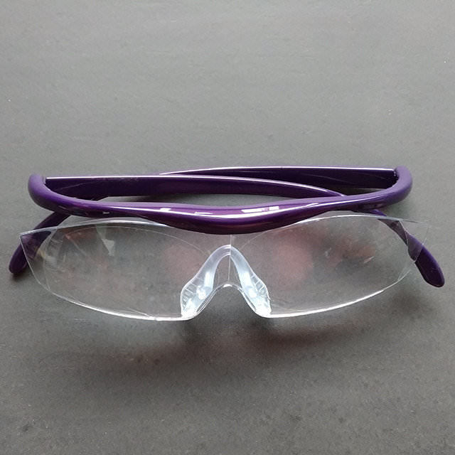 PayPayフリマ｜メガネ型ルーペ 拡大鏡 1 8倍 眼鏡の上から使える オーバーグラス対応 ルーペめがね 眼鏡 ハンズフリー おしゃれ 男女兼用  紫色 送料無料