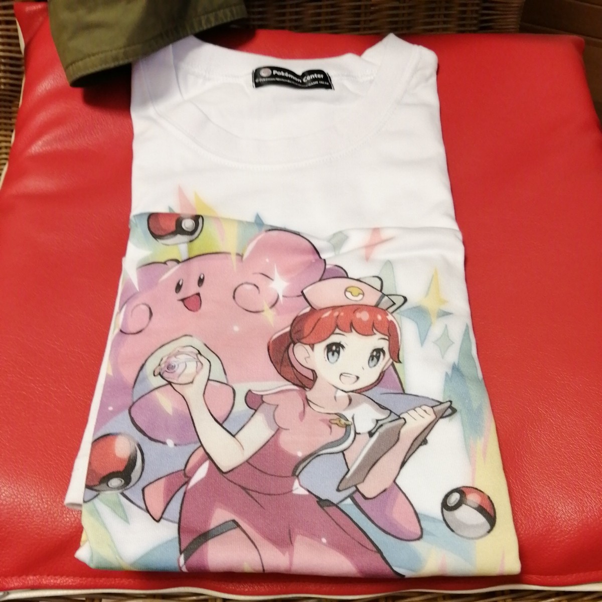 ポケモンセンターのお姉さん&ハピナス Tシャツコレクション ポケモンセンターのお姉さん&ハピナス 「ポケットモンスター T