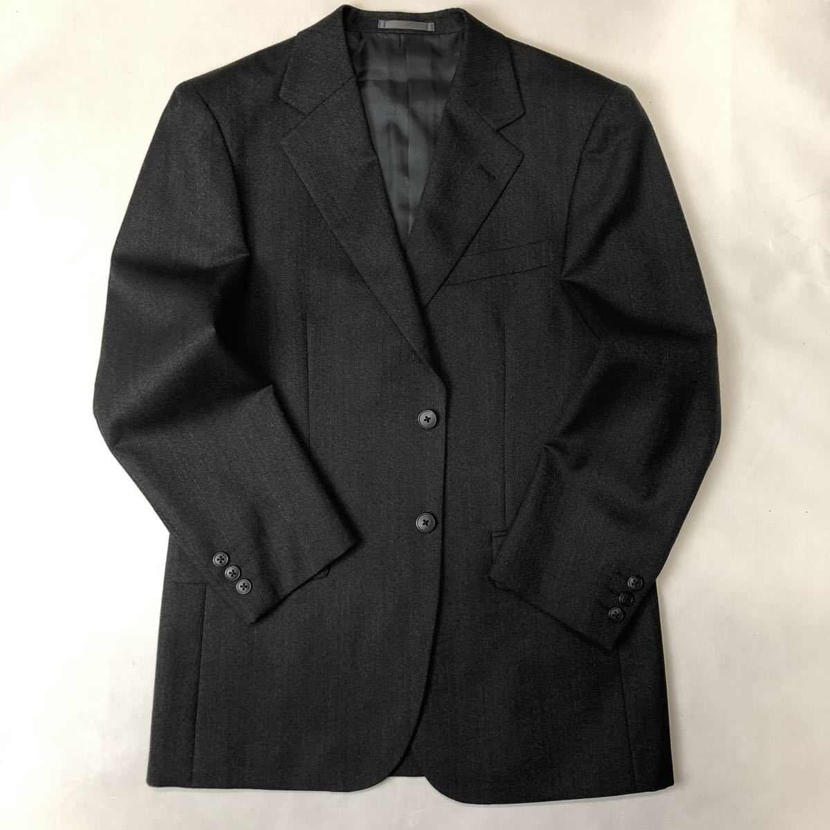 【本台場仕立て★サイズA5】新品タグ付き カネボウ・オム・ナノペル 2つボタンシングルスーツ グレー系 一流の光沢 格安★高品質_画像2