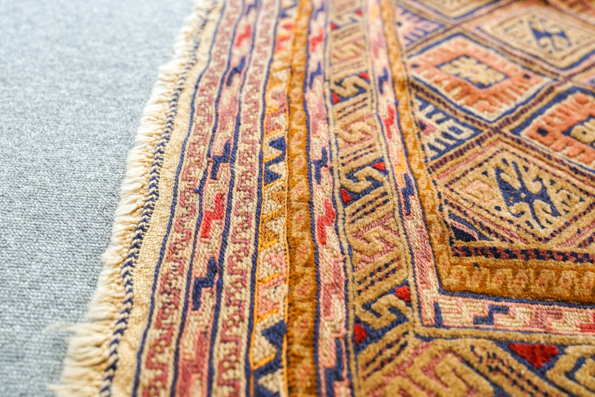 アフガニスタン マシュワニキリム 手織り絨毯 size 122cm × 112cm