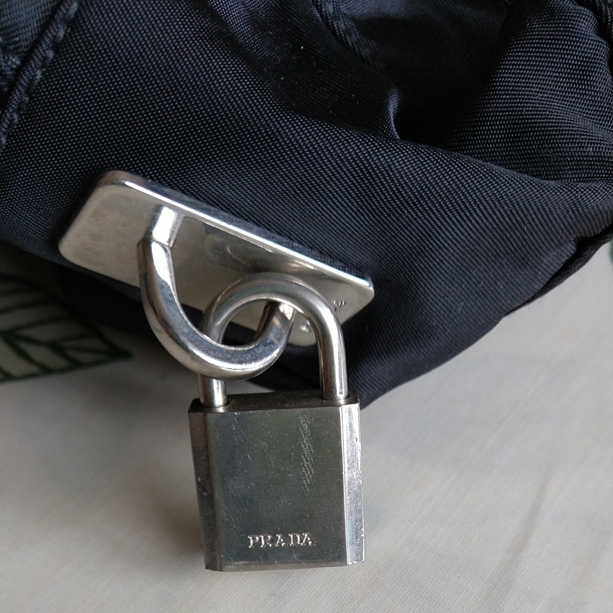 お値下げPRADA プラダミニボストンバック 南京錠付き 三角プレート2つ