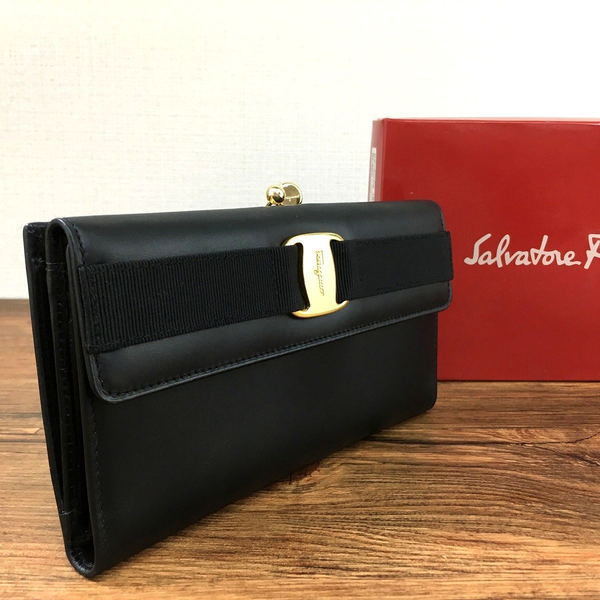 ☆送料無料☆ 美品 Salvatore Ferragamo 長財布 ブラック ヴァラ 箱付き フェラガモ 19