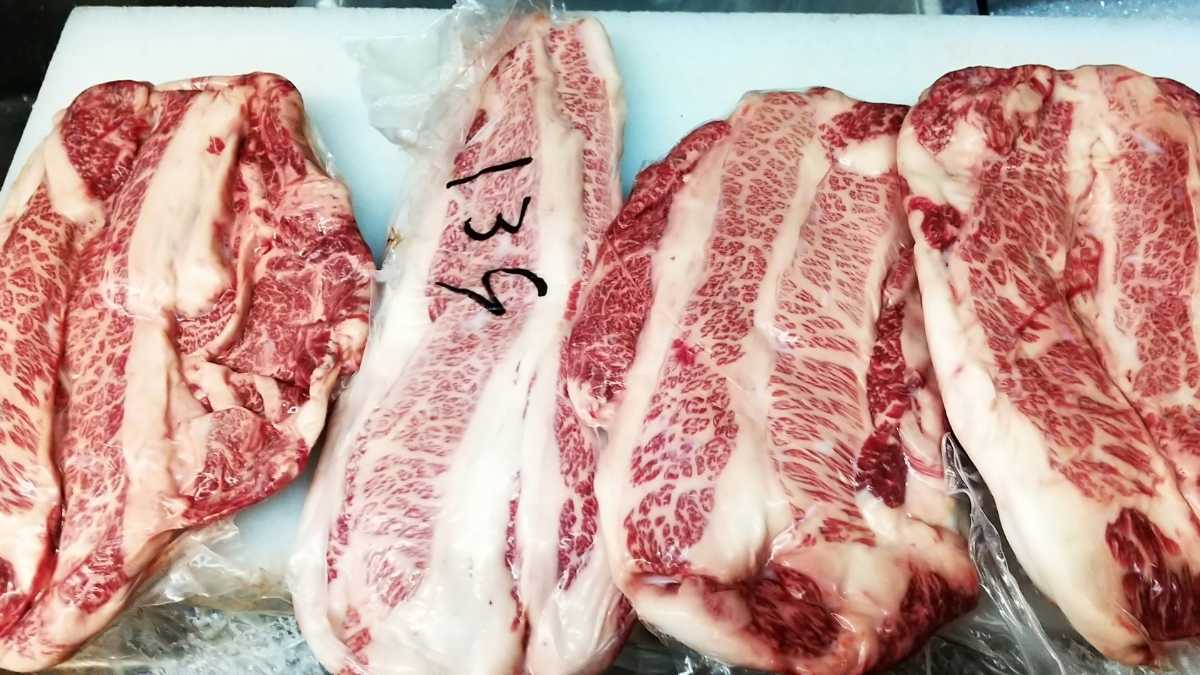 薩摩牛 断面 黒毛和牛ロース人気商品 総重量 3.37kg BBQに 業務用 柔らかい ロース、バラ、カルビ チルド_画像2
