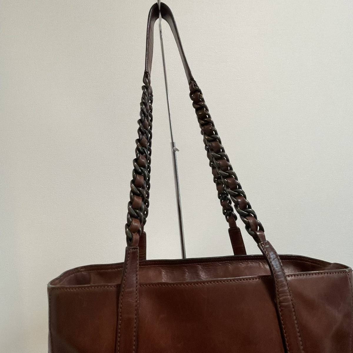 ○美品○PRADA プラダ○ロゴ 型押し カーフ レザー 本革○チェーン