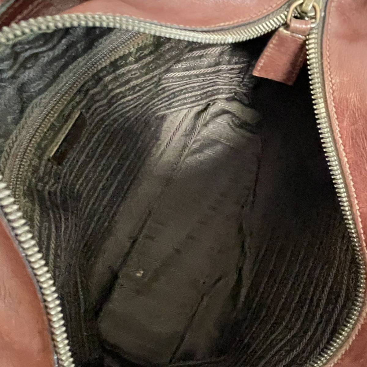 ○美品○PRADA プラダ○ロゴ 型押し カーフ レザー 本革○チェーン