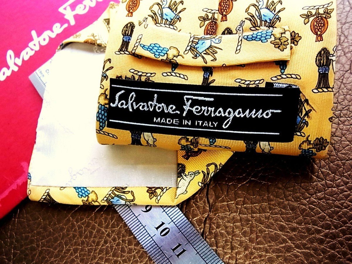 ♪今週の特売980円～♪0733♪状態並品【Ferragamo】フェラガモ 【うさぎ 鳥 ぶどう 柄】ネクタイ♪_画像2