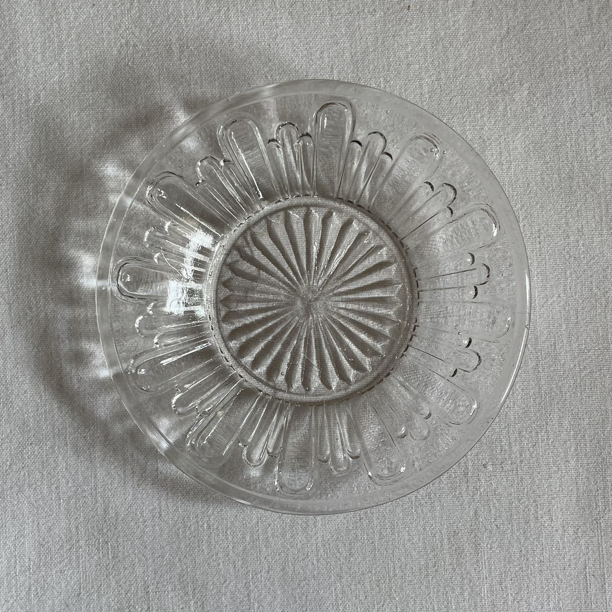 明治～大正 プレスガラス 和ガラス 小皿 剣菊 ランダム ニョロニョロ Antique pressed glass plate, early 20th_画像1