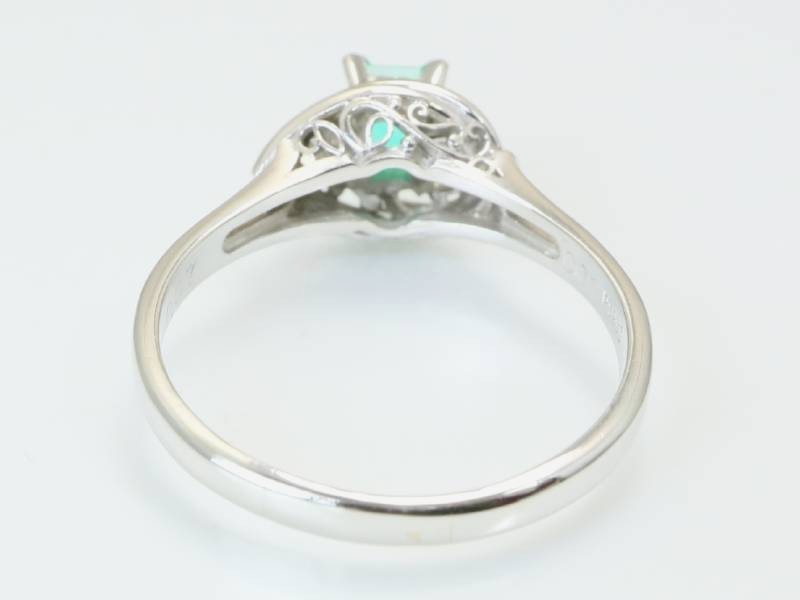 エメラルド0.37ct ダイヤ0.07ct フラワー デザイン プラチナ リング 17