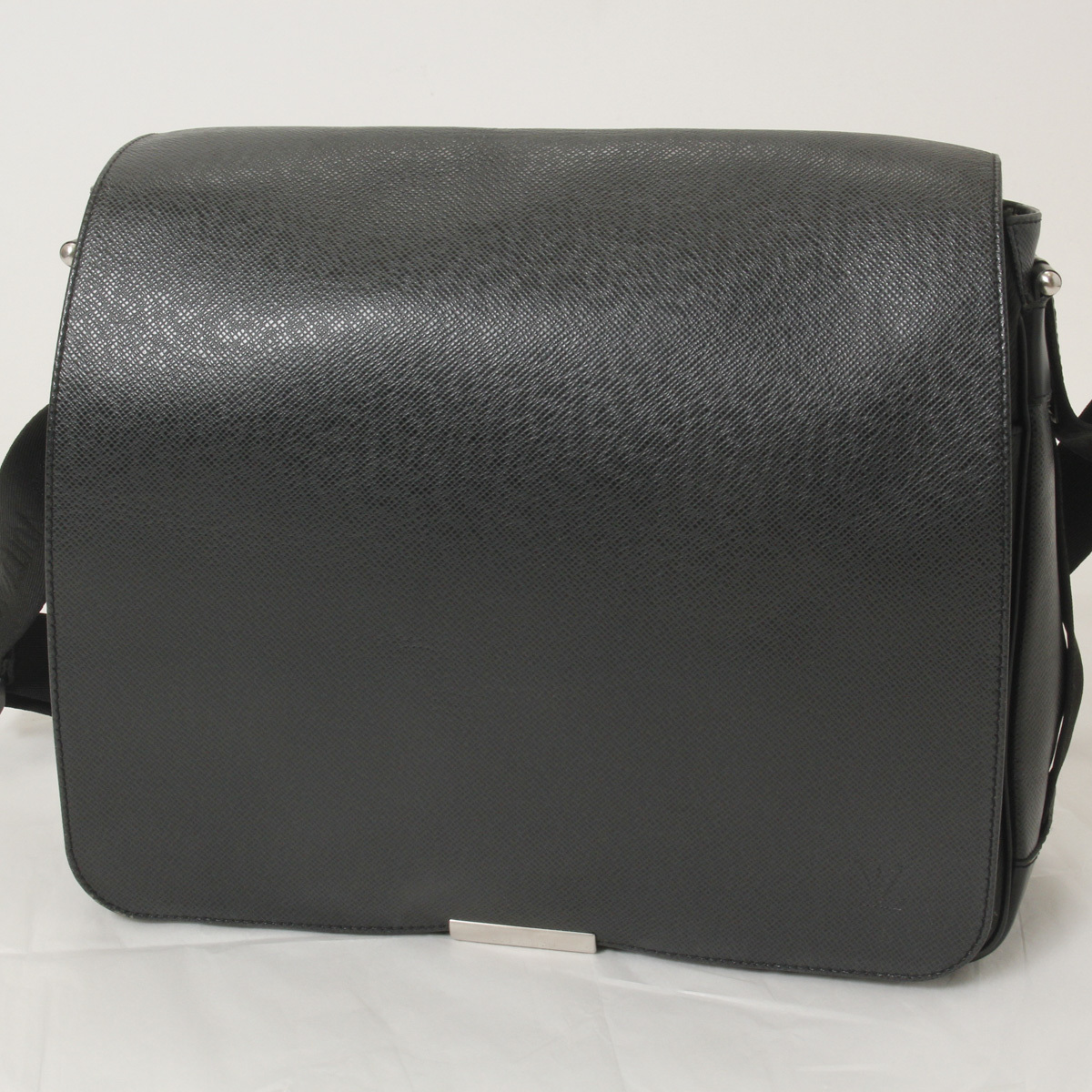 LV ルイヴィトン タイガ ヴィクトール M30142 ショルダーバッグ